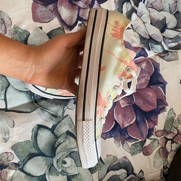 Very Adorbs Tropical Converse - Picture 7 of 12